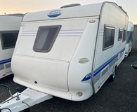 Hobby Excellent 460 UFe SOLAR, NOSIČ KOL, PŘEDSTAN